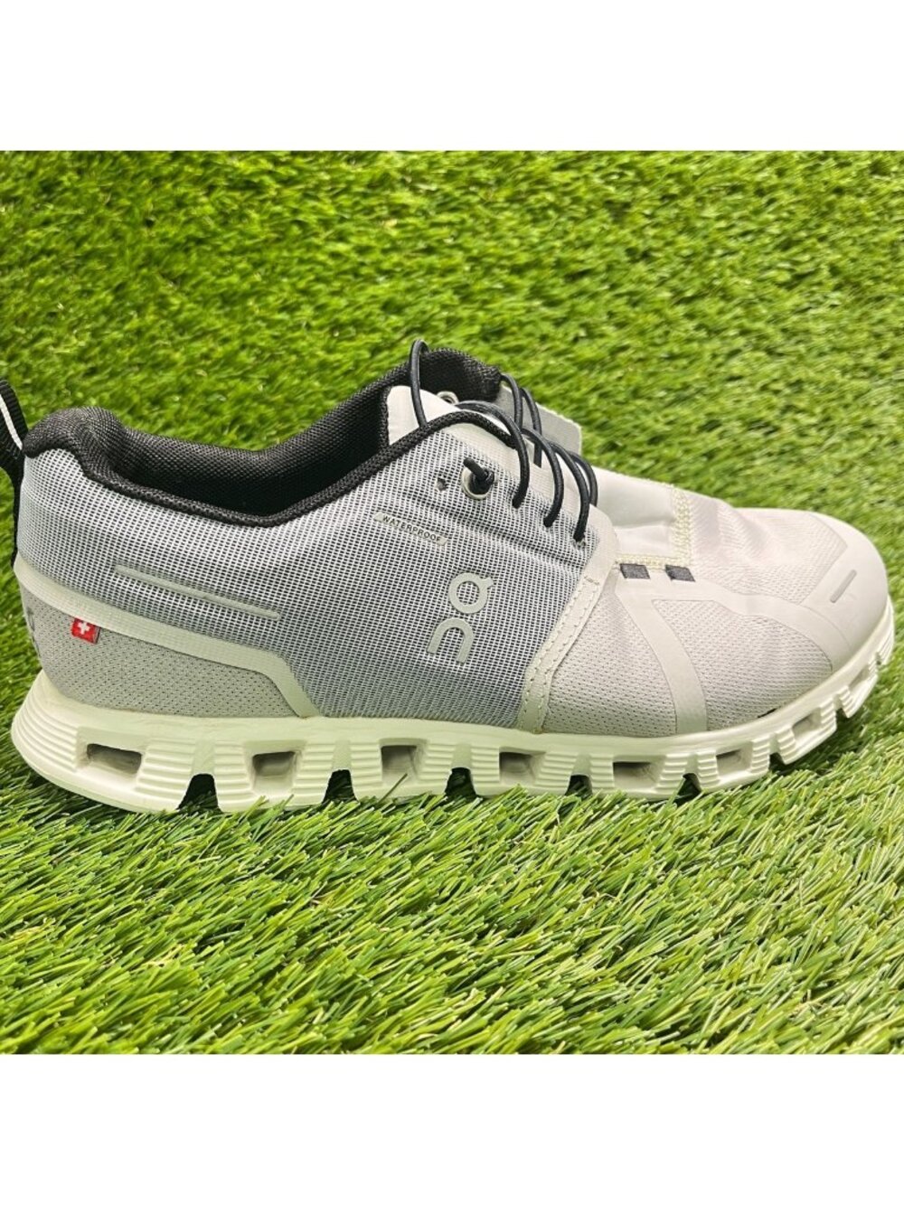 On Cloud 5 Womens Size 8.5 Gray Athletic Running Waterproof Shoes Sneakers
